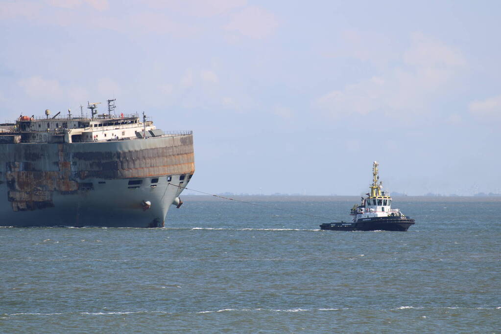 Aankomst uitgebrande vrachtschip Fremantle Highway