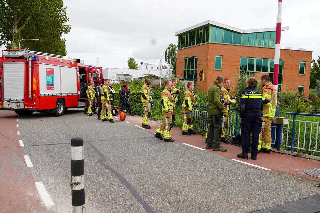 Duikers zoeken naar mogelijk persoon te water
