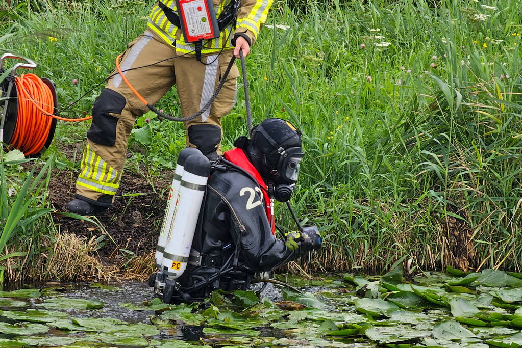 Duikers zoeken naar mogelijk persoon te water