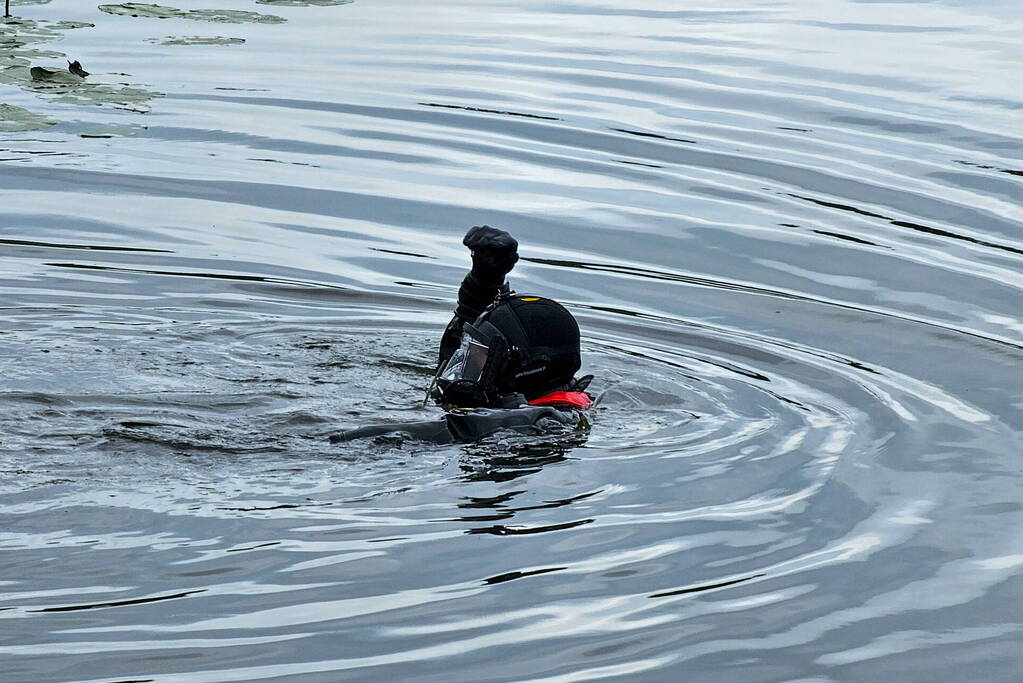 Duikers zoeken naar mogelijk persoon te water