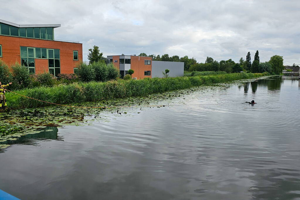 Duikers zoeken naar mogelijk persoon te water