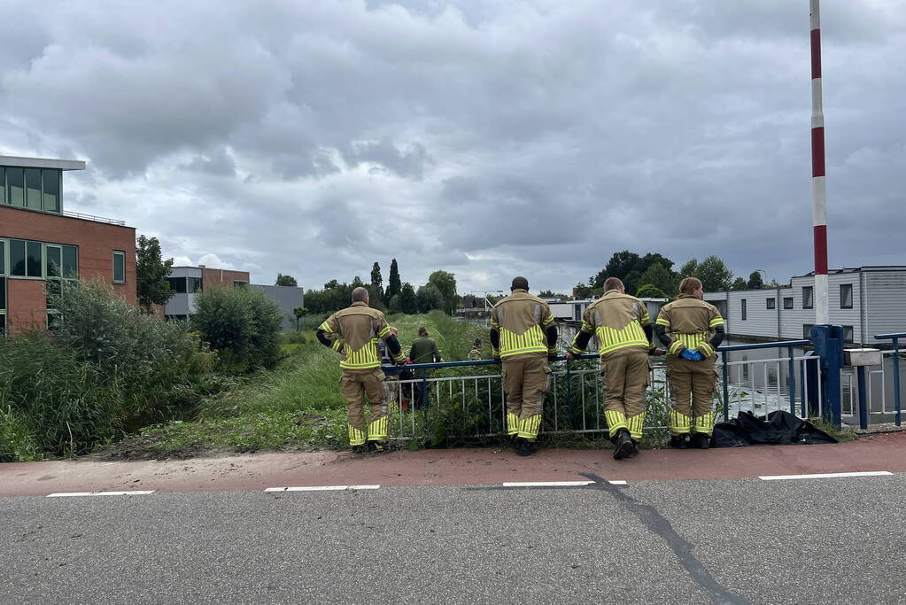 Duikers zoeken naar mogelijk persoon te water