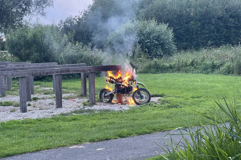 Crossbrommer gaat in vlammen op
