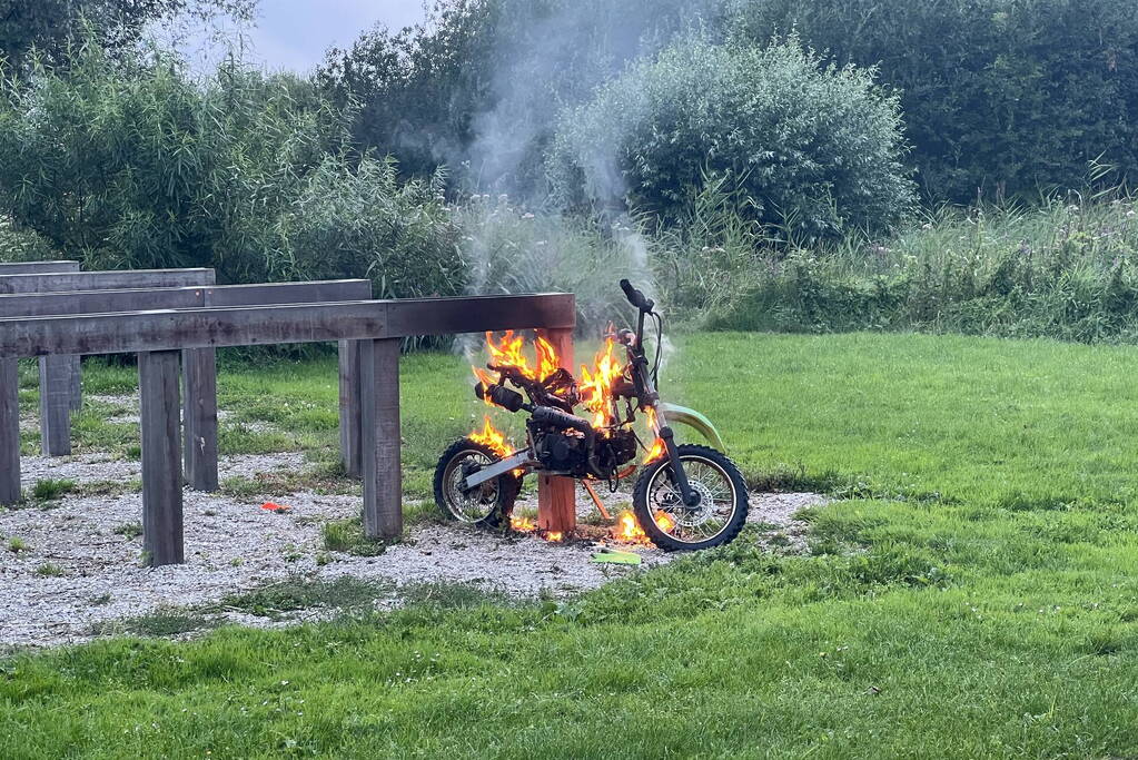 Crossbrommer gaat in vlammen op