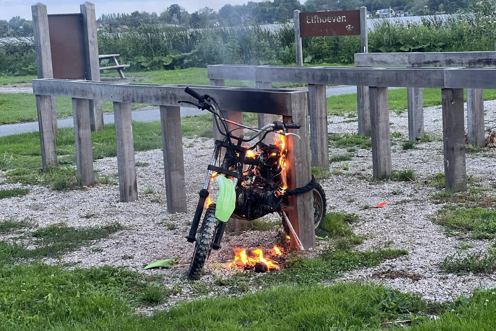 Crossbrommer gaat in vlammen op