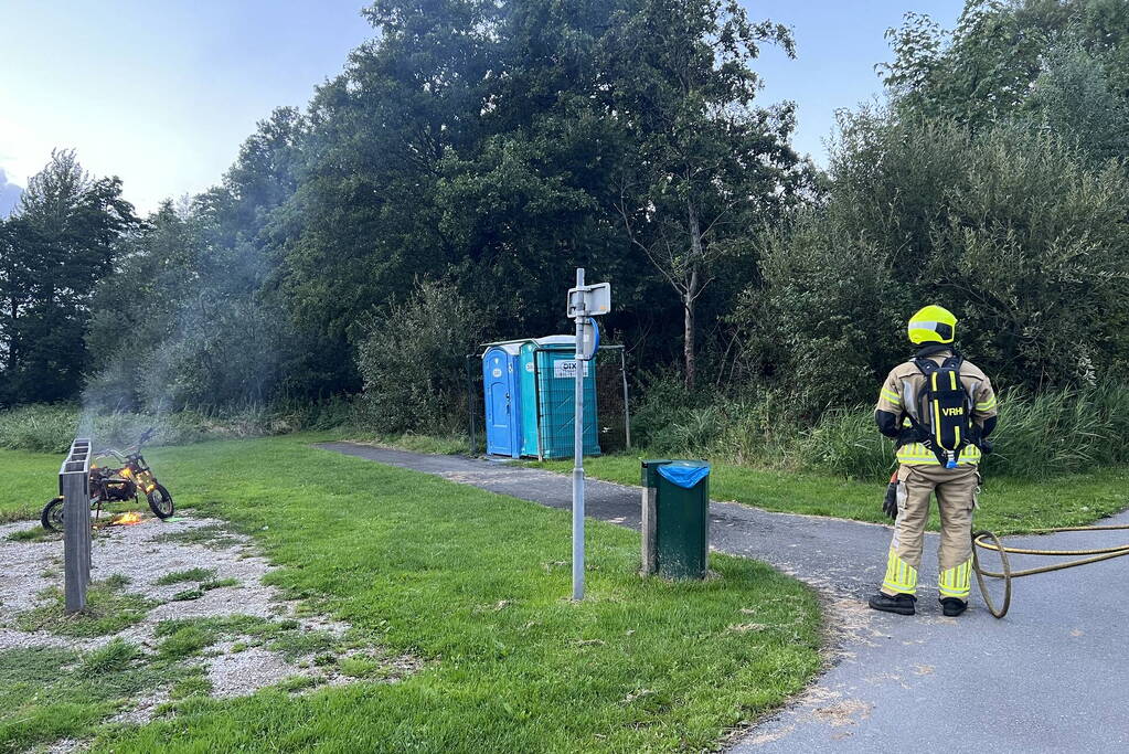 Crossbrommer gaat in vlammen op
