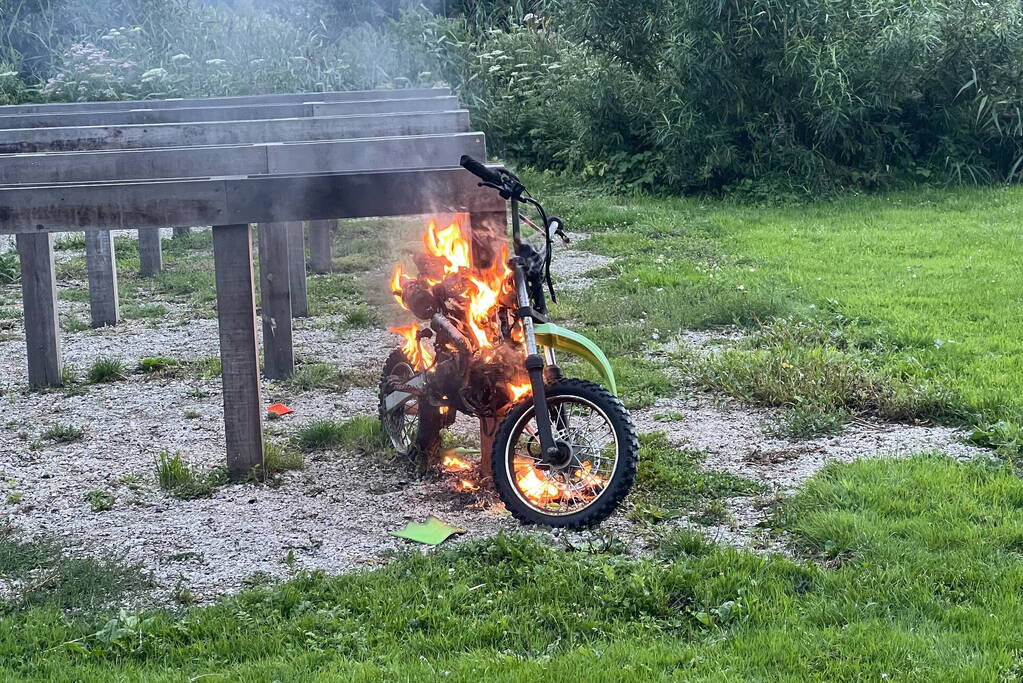 Crossbrommer gaat in vlammen op