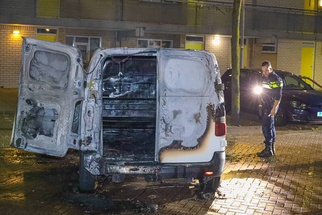 Bestelbus verwoest door brand