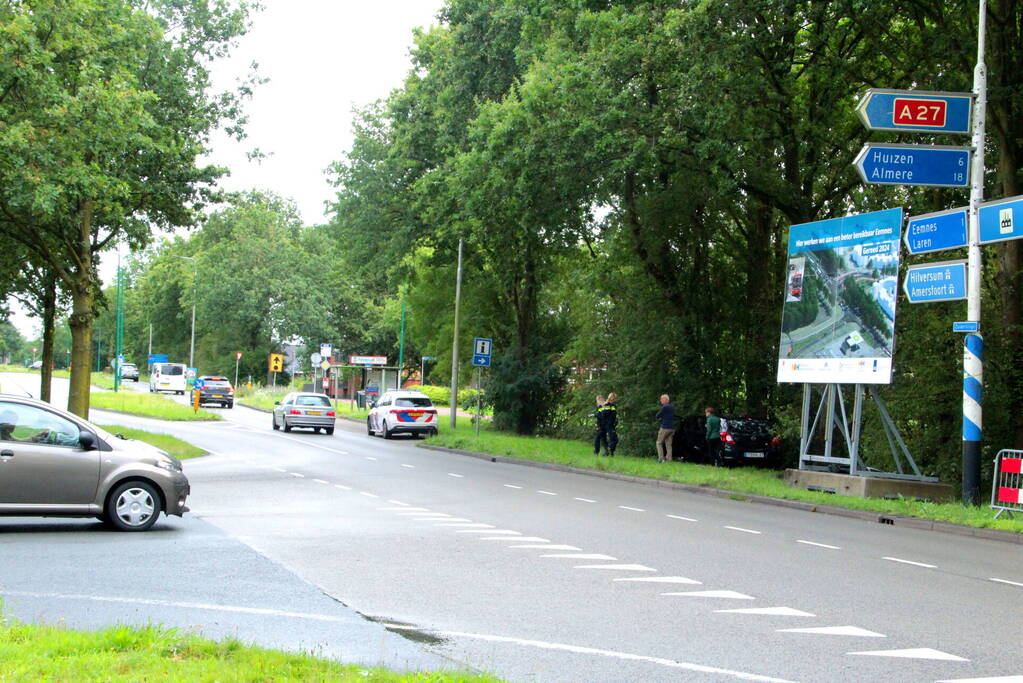Automobilist vliegt uit de bocht en eindigt in bosschage