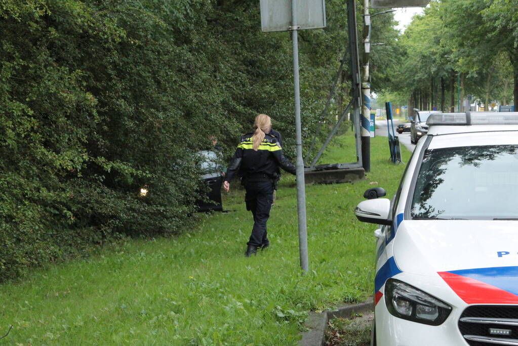 Automobilist vliegt uit de bocht en eindigt in bosschage