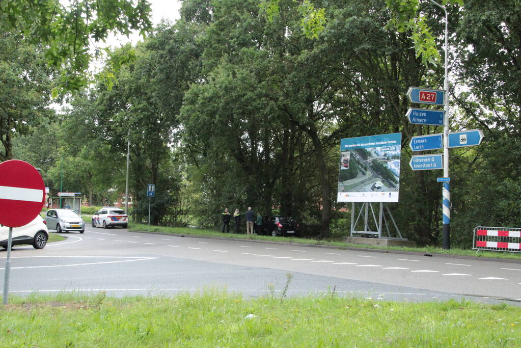 Automobilist vliegt uit de bocht en eindigt in bosschage