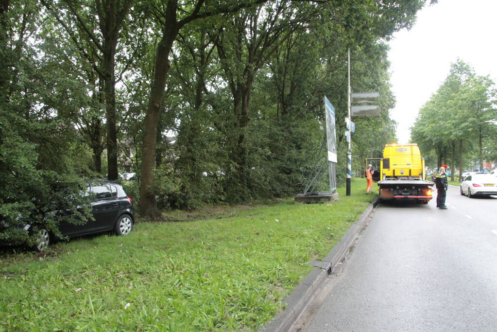 Automobilist vliegt uit de bocht en eindigt in bosschage