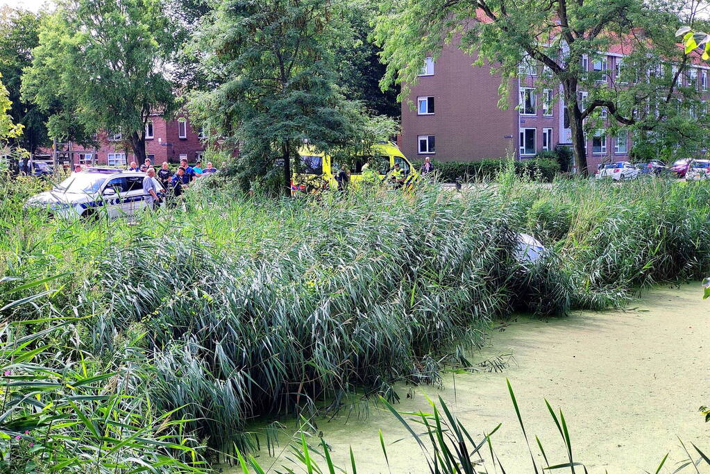 Automobilist rijdt de sloot in