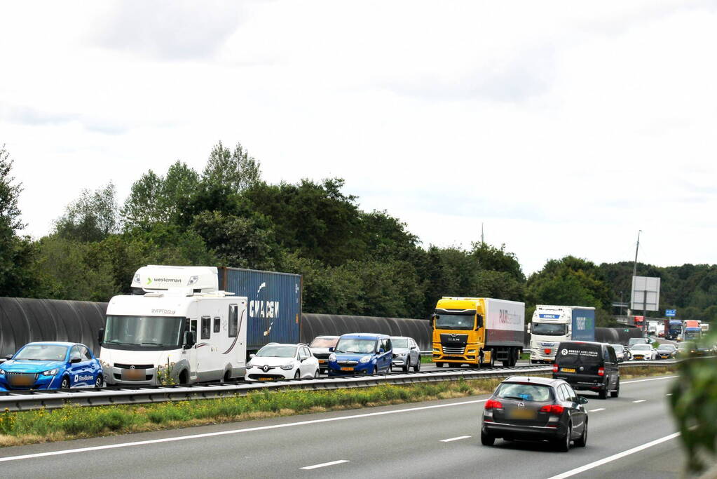 Drie auto's botsen op snelweg