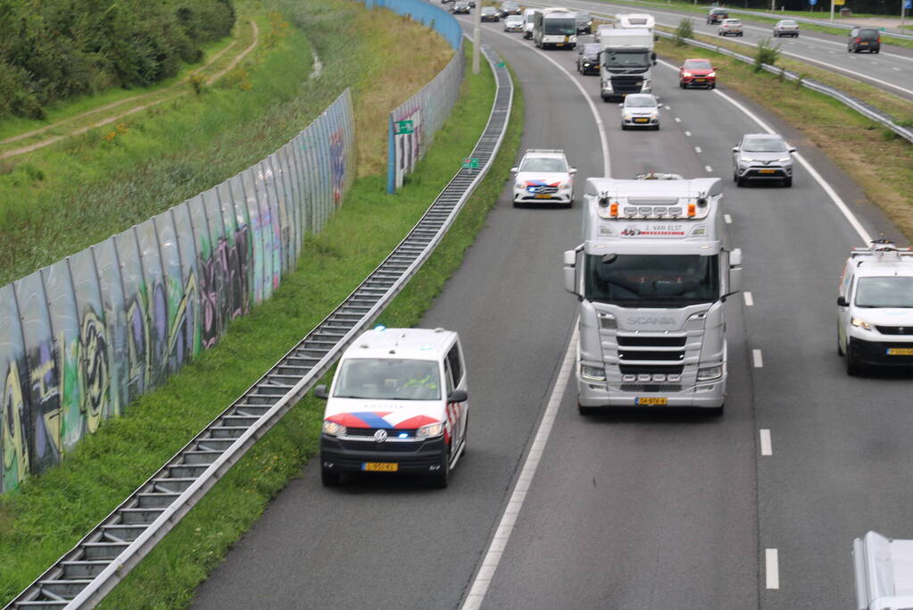 Drie auto's botsen op snelweg