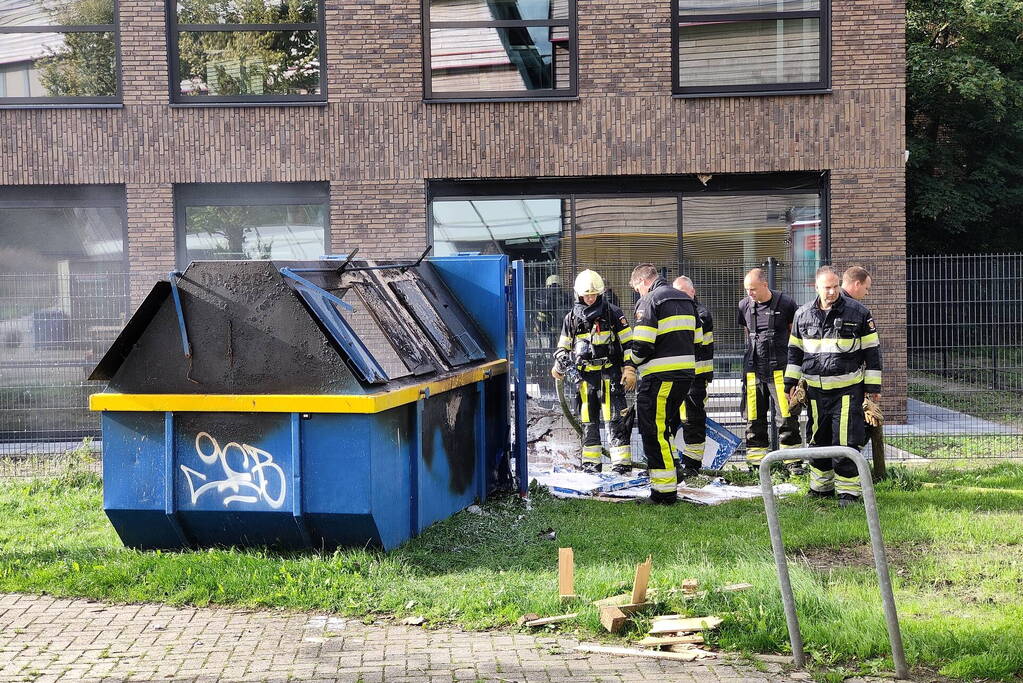 Rookontwikkeling door brand in papiercontainer