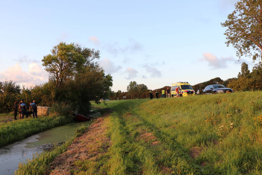 Voertuig belandt in sloot naast afrit