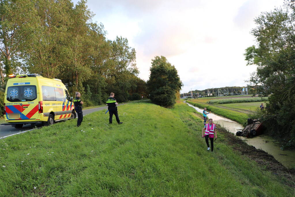 Voertuig belandt in sloot naast afrit