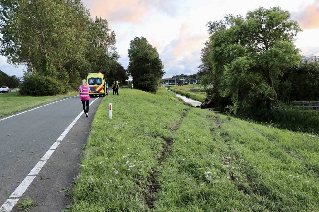 Voertuig belandt in sloot naast afrit