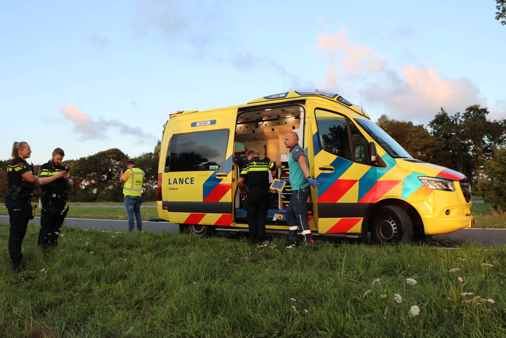 Voertuig belandt in sloot naast afrit