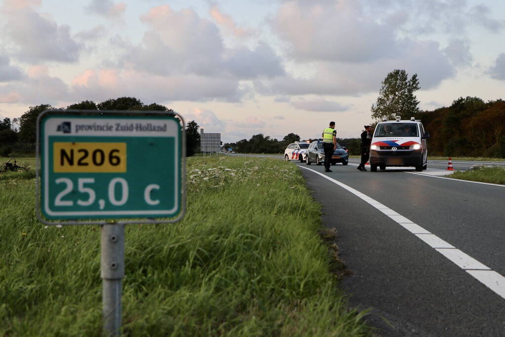 Voertuig belandt in sloot naast afrit