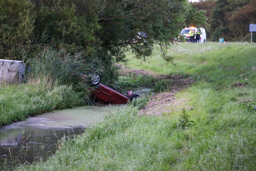 Voertuig belandt in sloot naast afrit