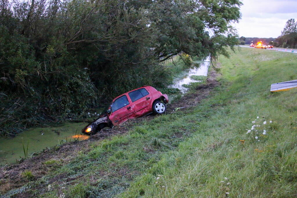 Voertuig belandt in sloot naast afrit