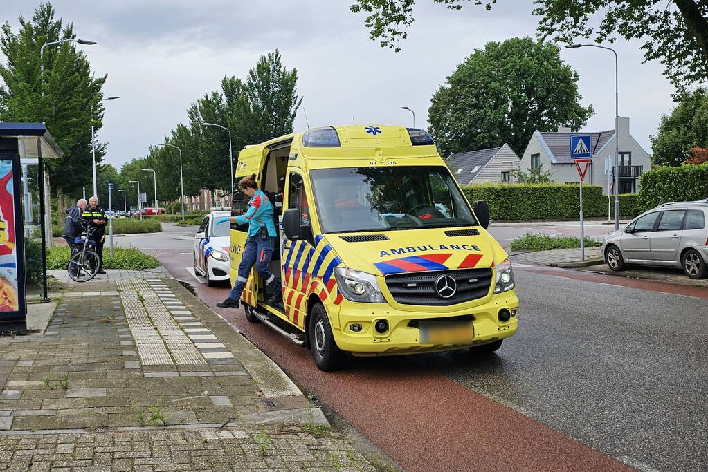 Fietser onderuit op rotonde