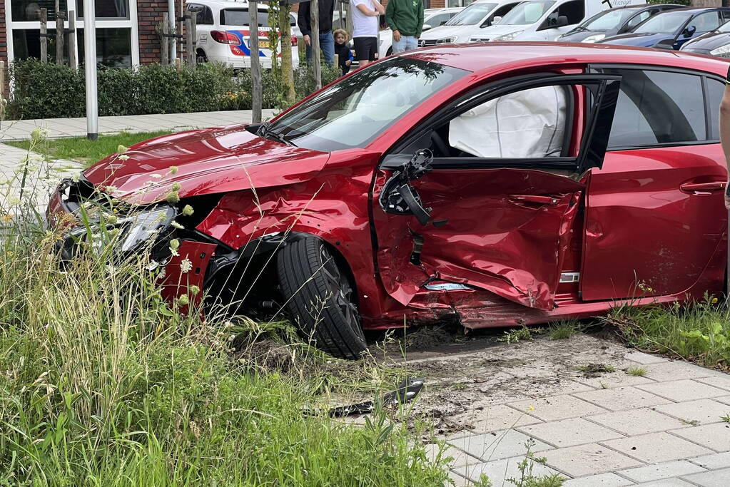 Voertuigen zwaar beschadigd na frontale botsing op kruising