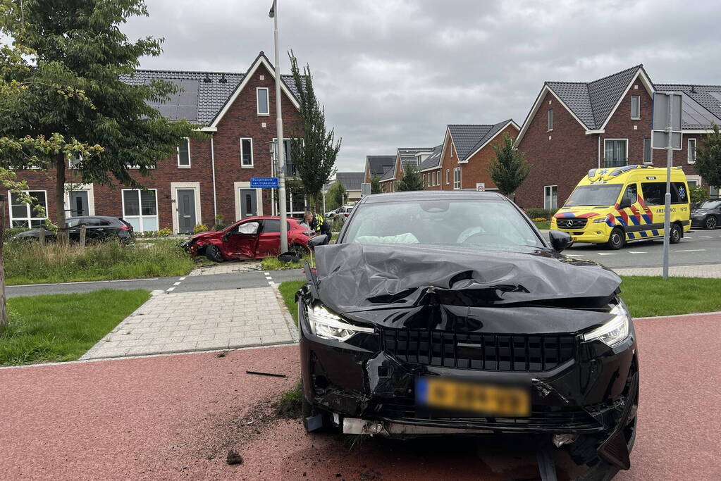 Voertuigen zwaar beschadigd na frontale botsing op kruising