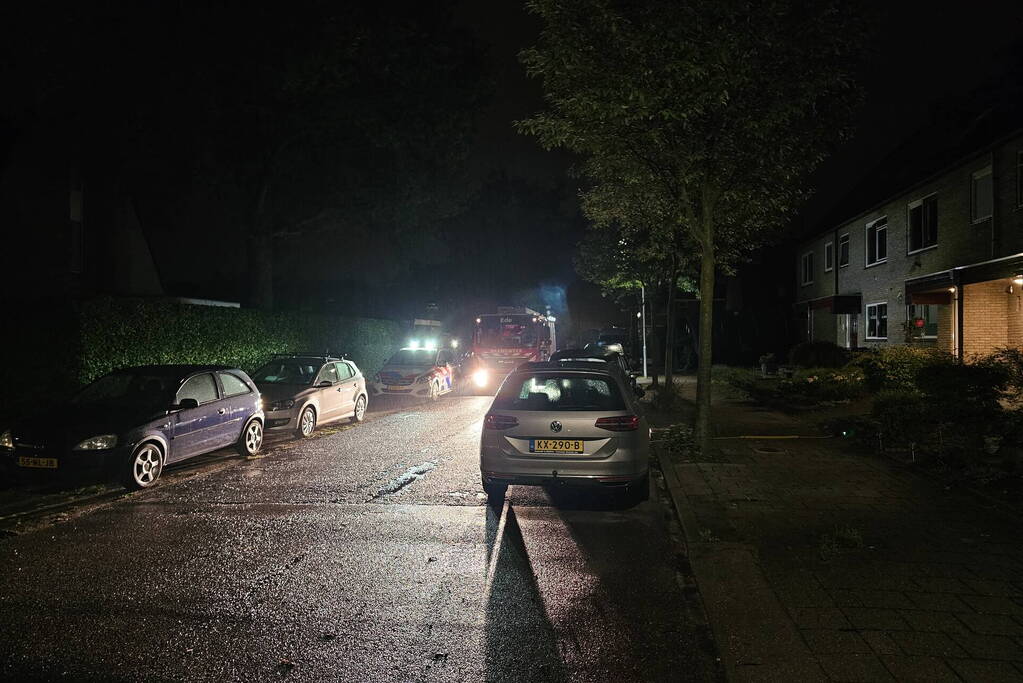 Geparkeerde auto vat vlam