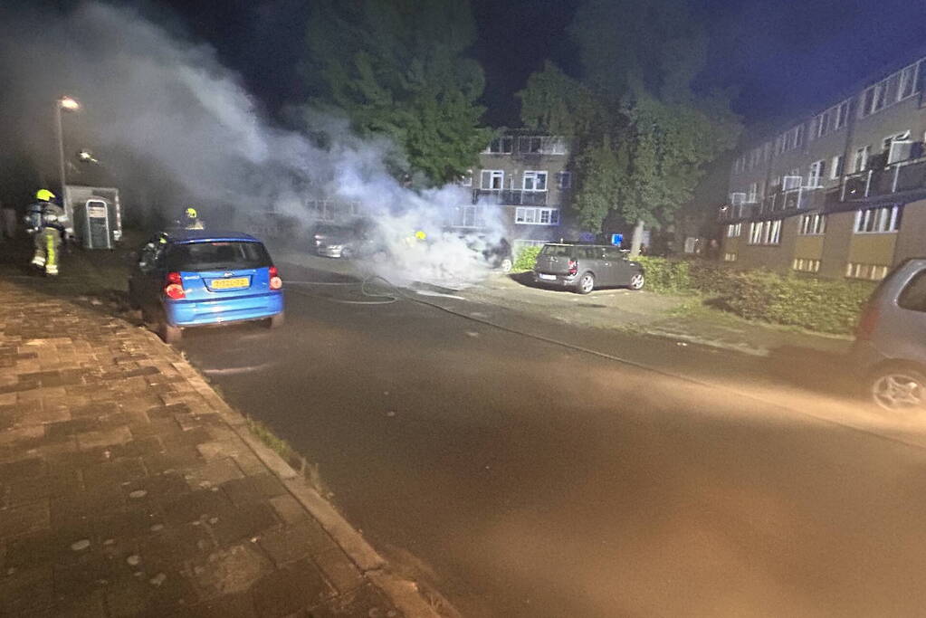 Geparkeerde auto uitgebrand