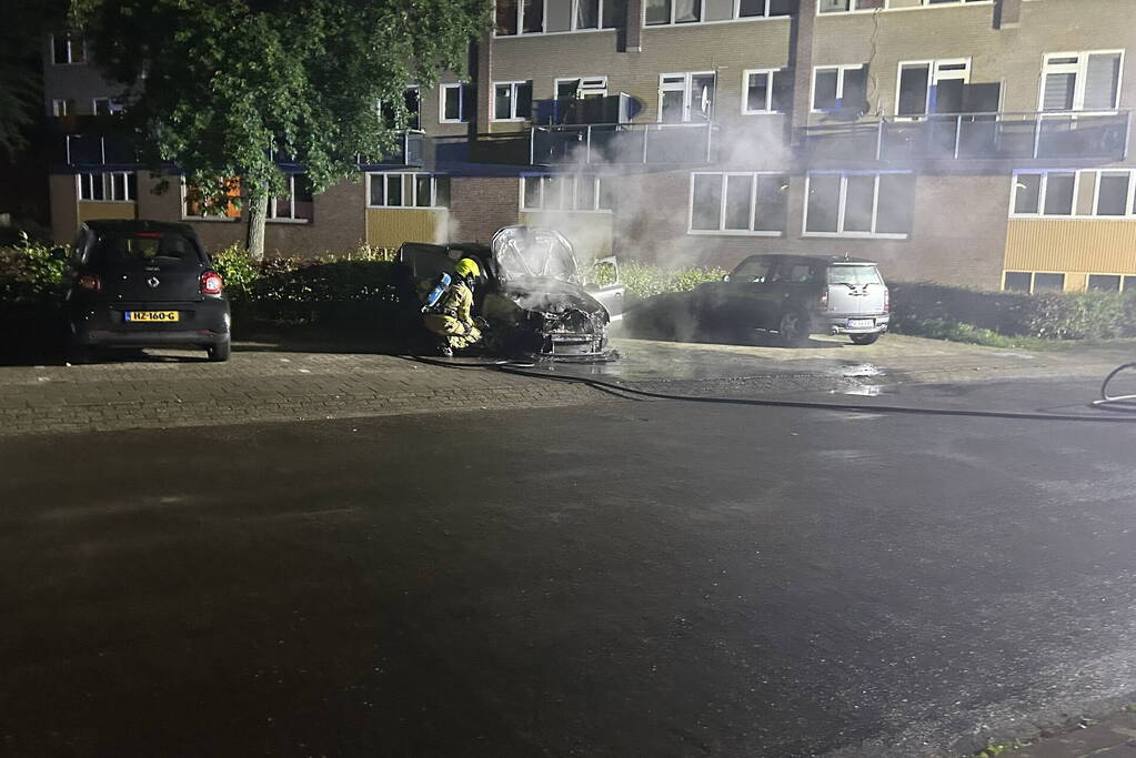 Geparkeerde auto uitgebrand