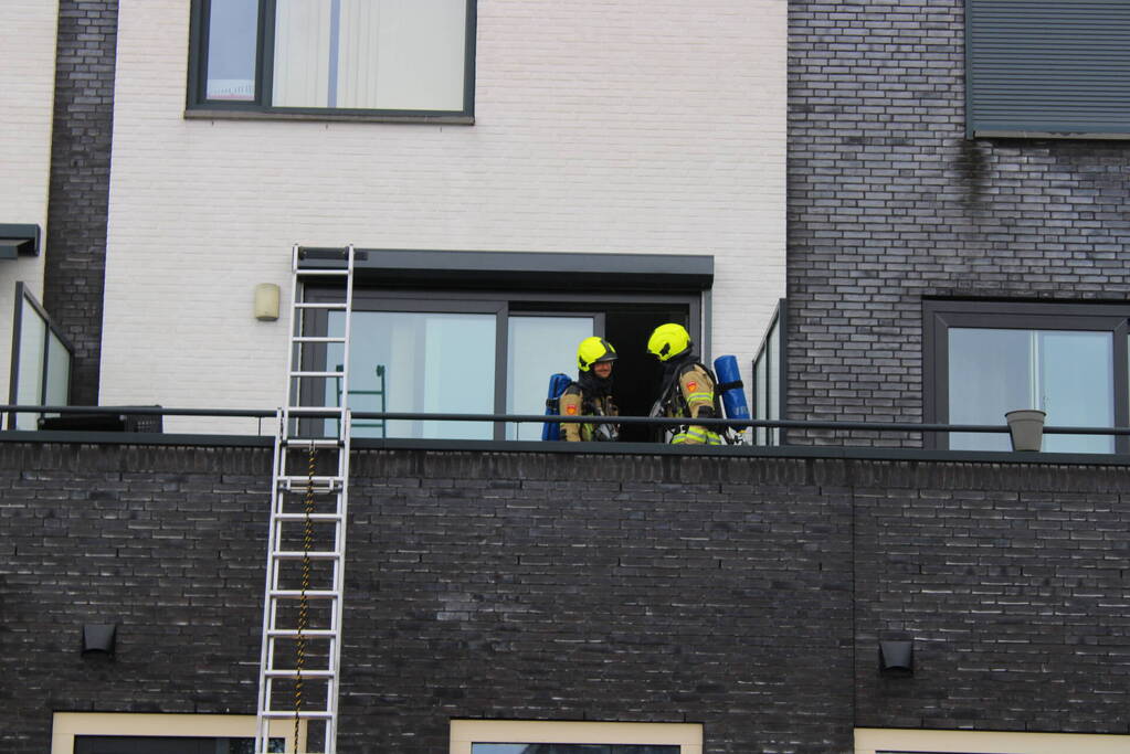 Brand in bovenwoning snel onder controle