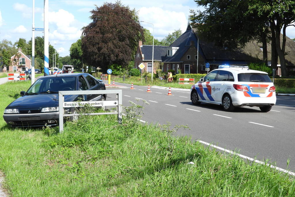 Automobilist schept fietser op oversteekplaats