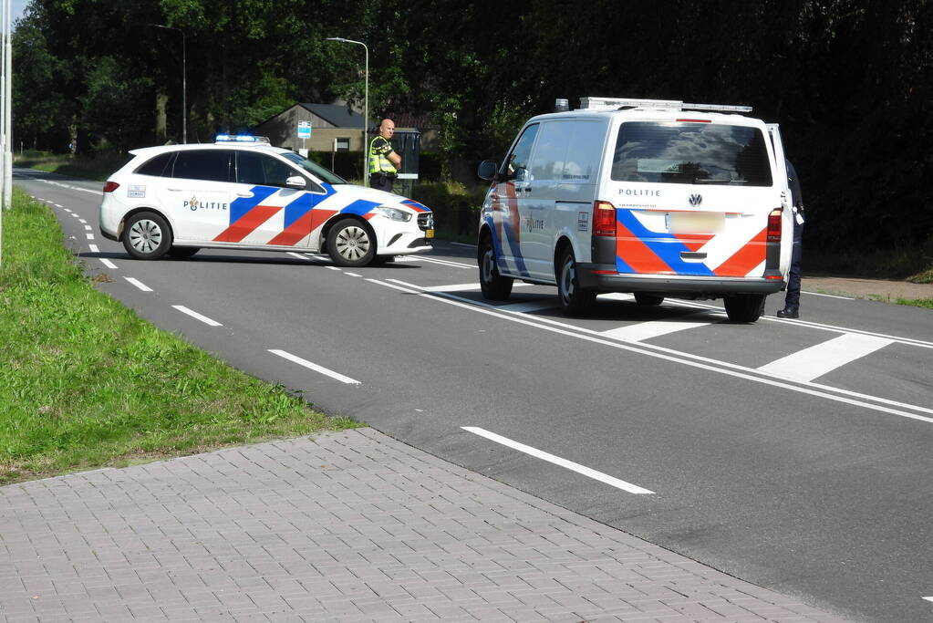 Automobilist schept fietser op oversteekplaats