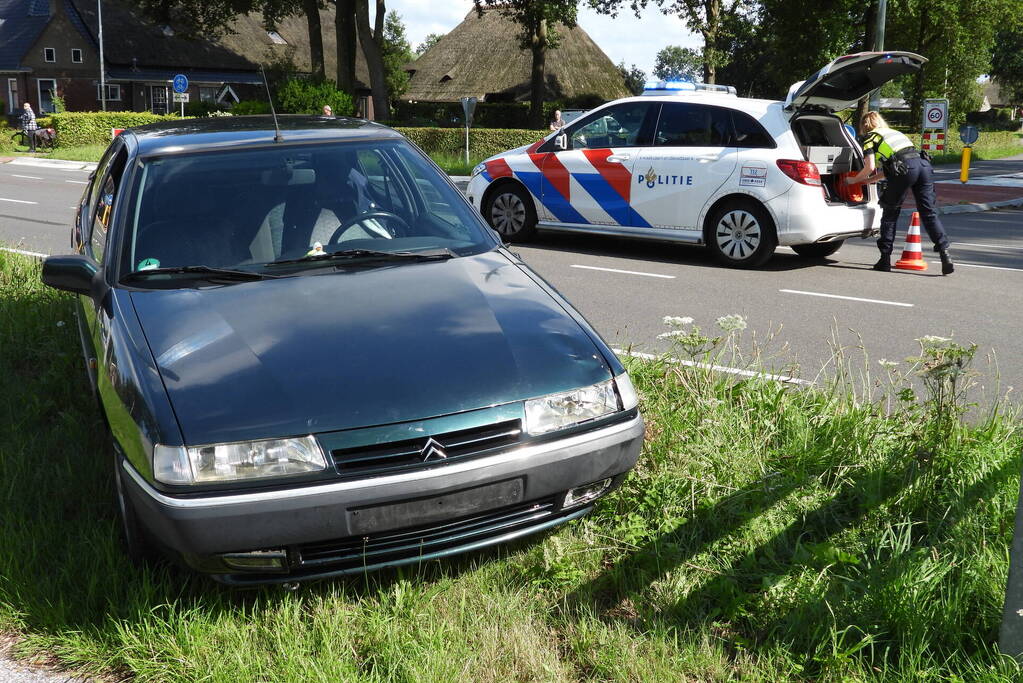 Automobilist schept fietser op oversteekplaats