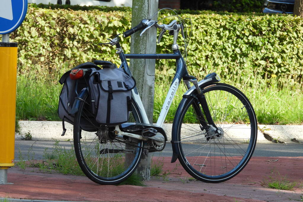 Automobilist schept fietser op oversteekplaats
