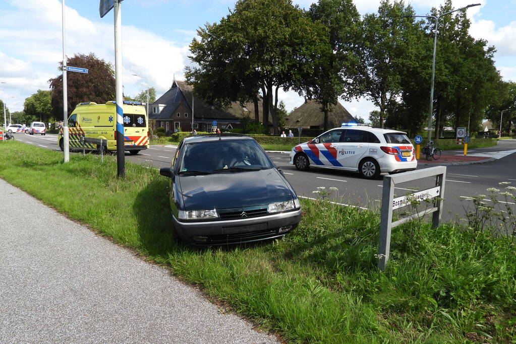 Automobilist schept fietser op oversteekplaats