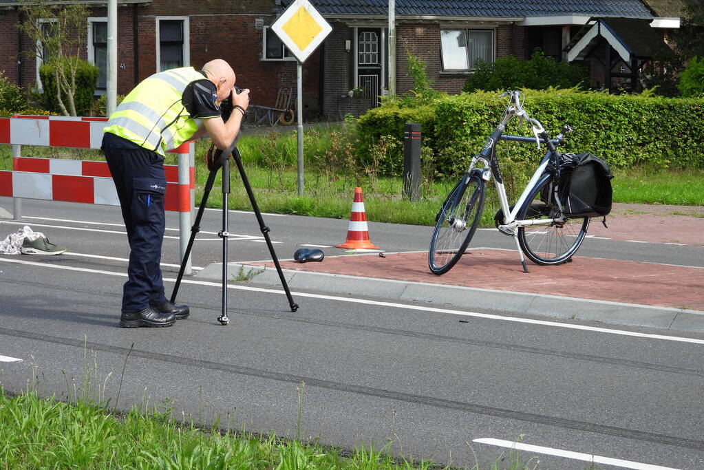 Automobilist schept fietser op oversteekplaats