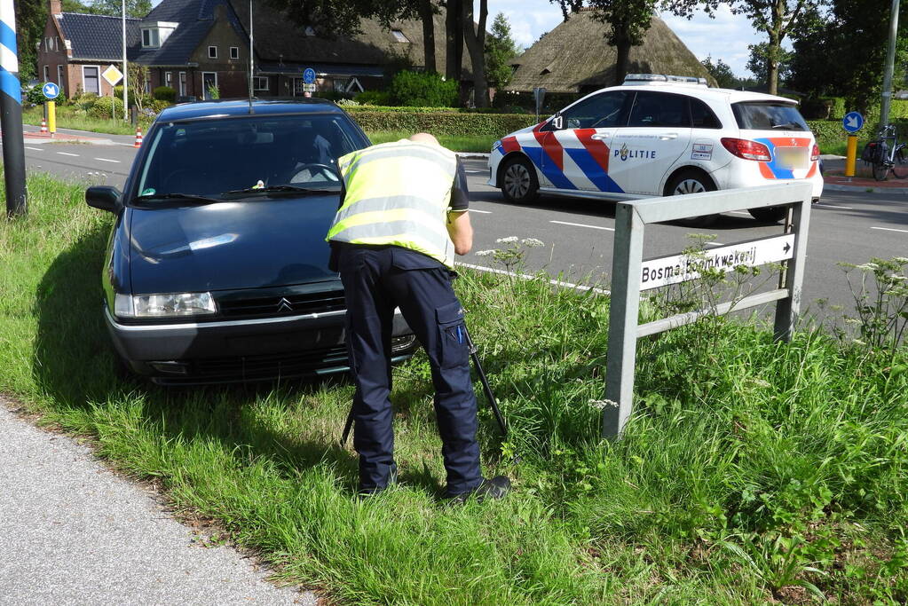 Automobilist schept fietser op oversteekplaats