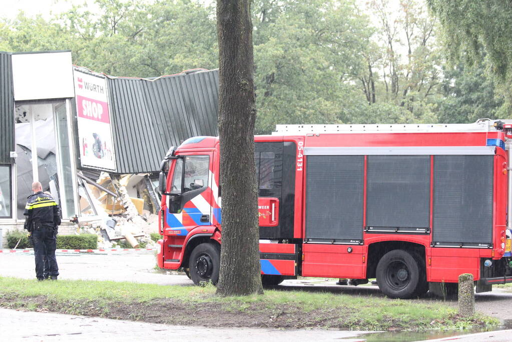Bedrijfspand ingestort door hevige regenval