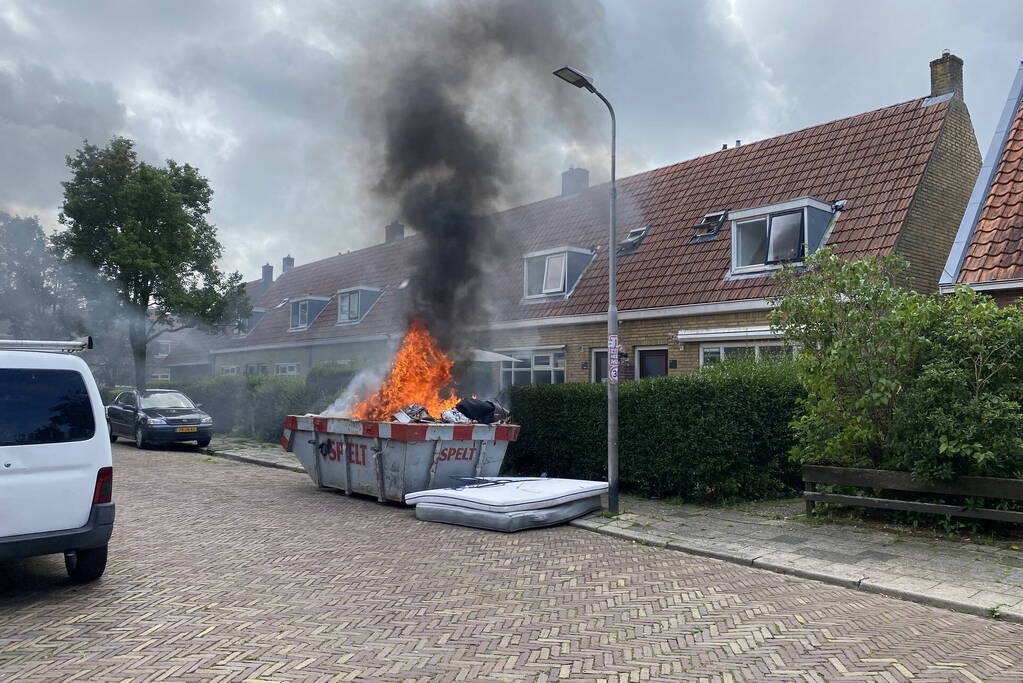Flinke vlammen bij brand in bouwcontainer
