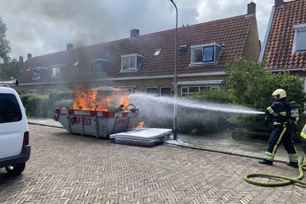 Flinke vlammen bij brand in bouwcontainer