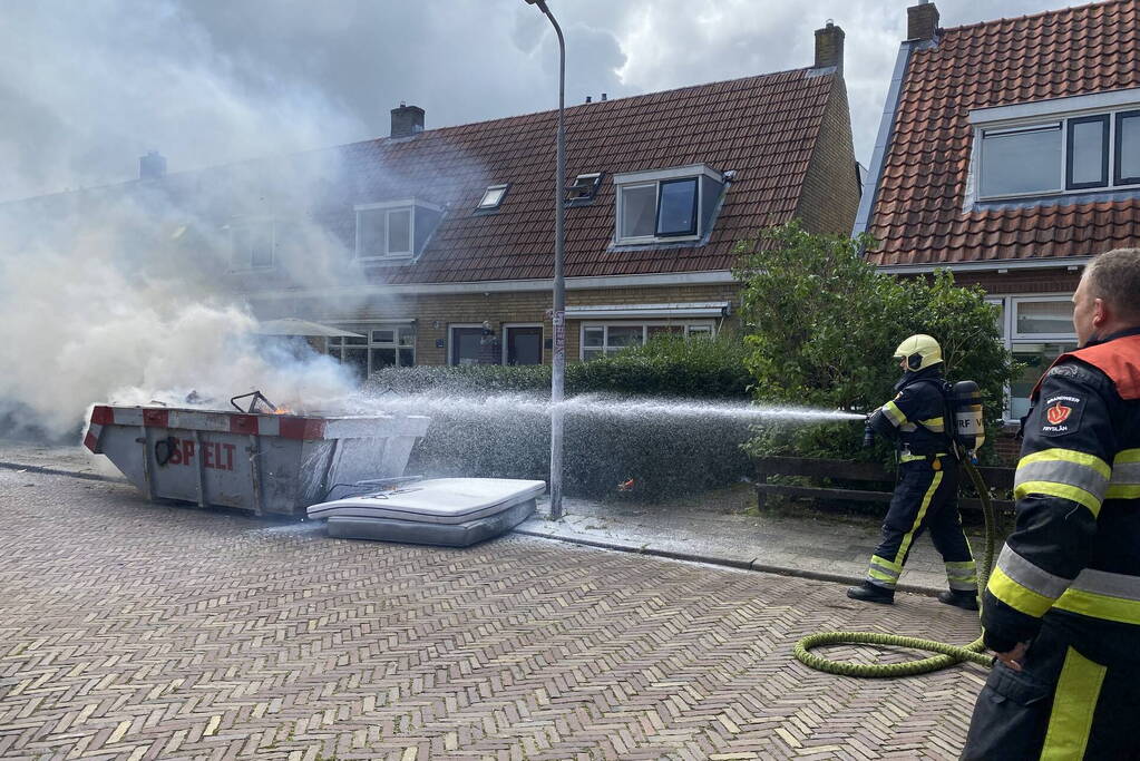Flinke vlammen bij brand in bouwcontainer