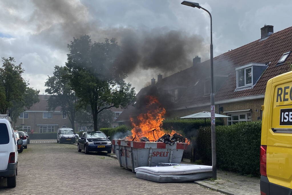 Flinke vlammen bij brand in bouwcontainer