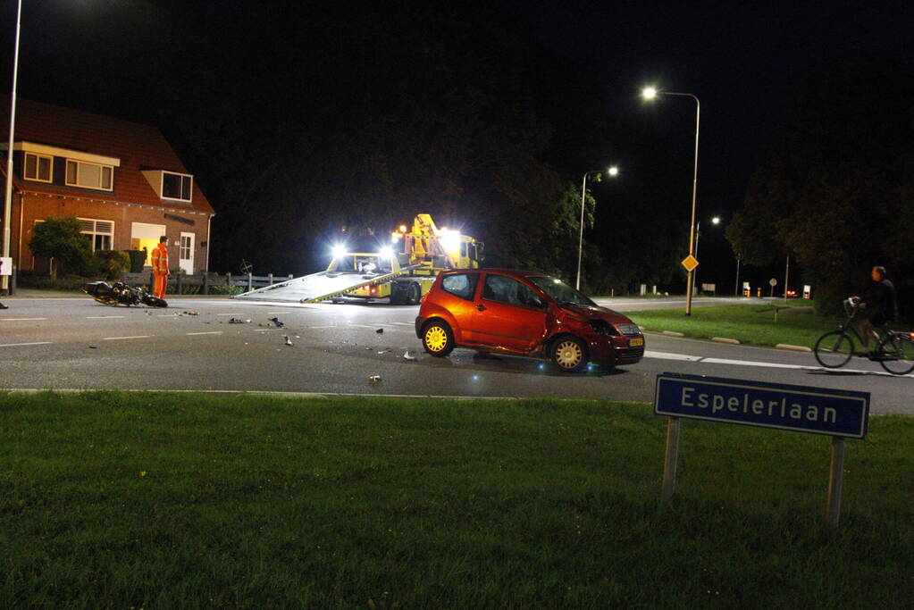 Motorrijder gewond bij botsing met auto