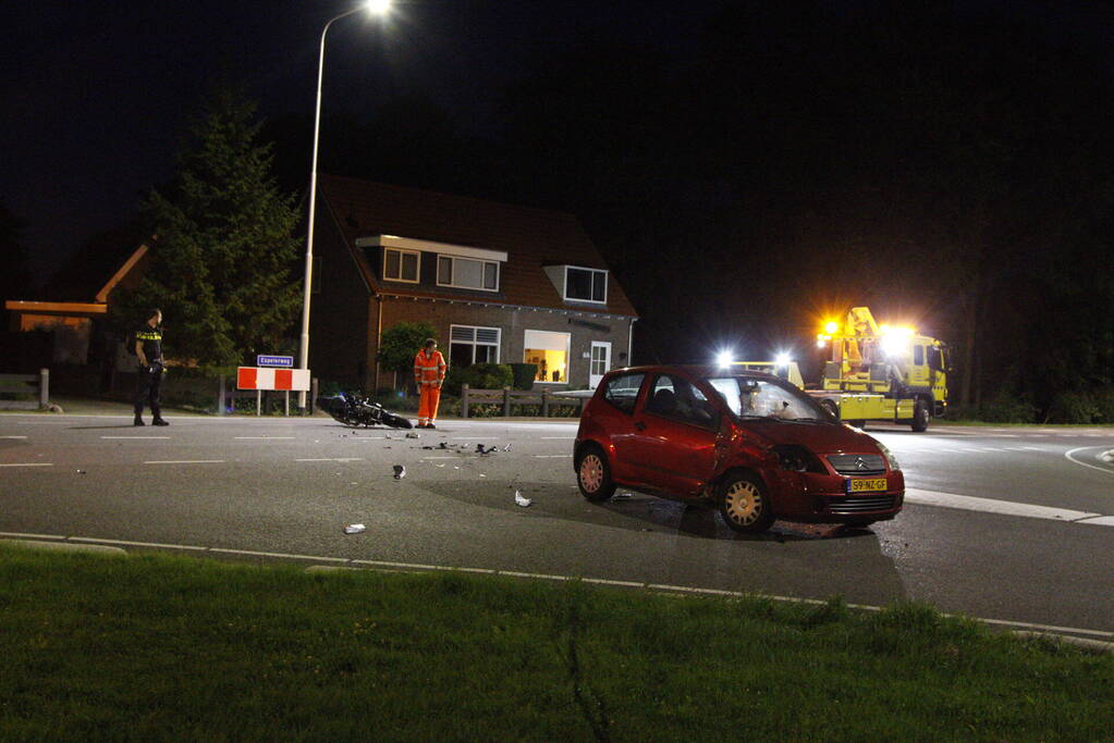 Motorrijder gewond bij botsing met auto