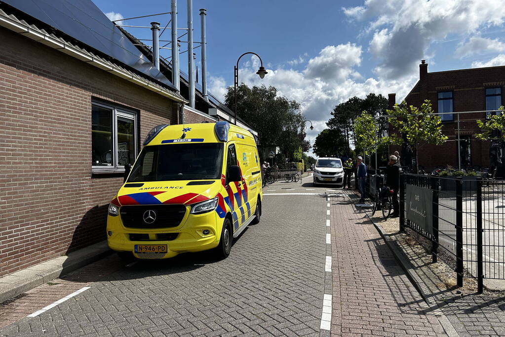 Brommerrijder gewond bij botsing met bestelwagen