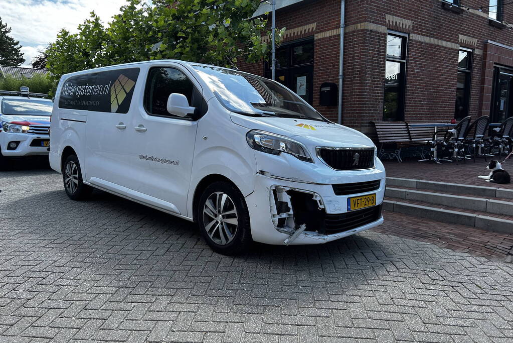 Brommerrijder gewond bij botsing met bestelwagen